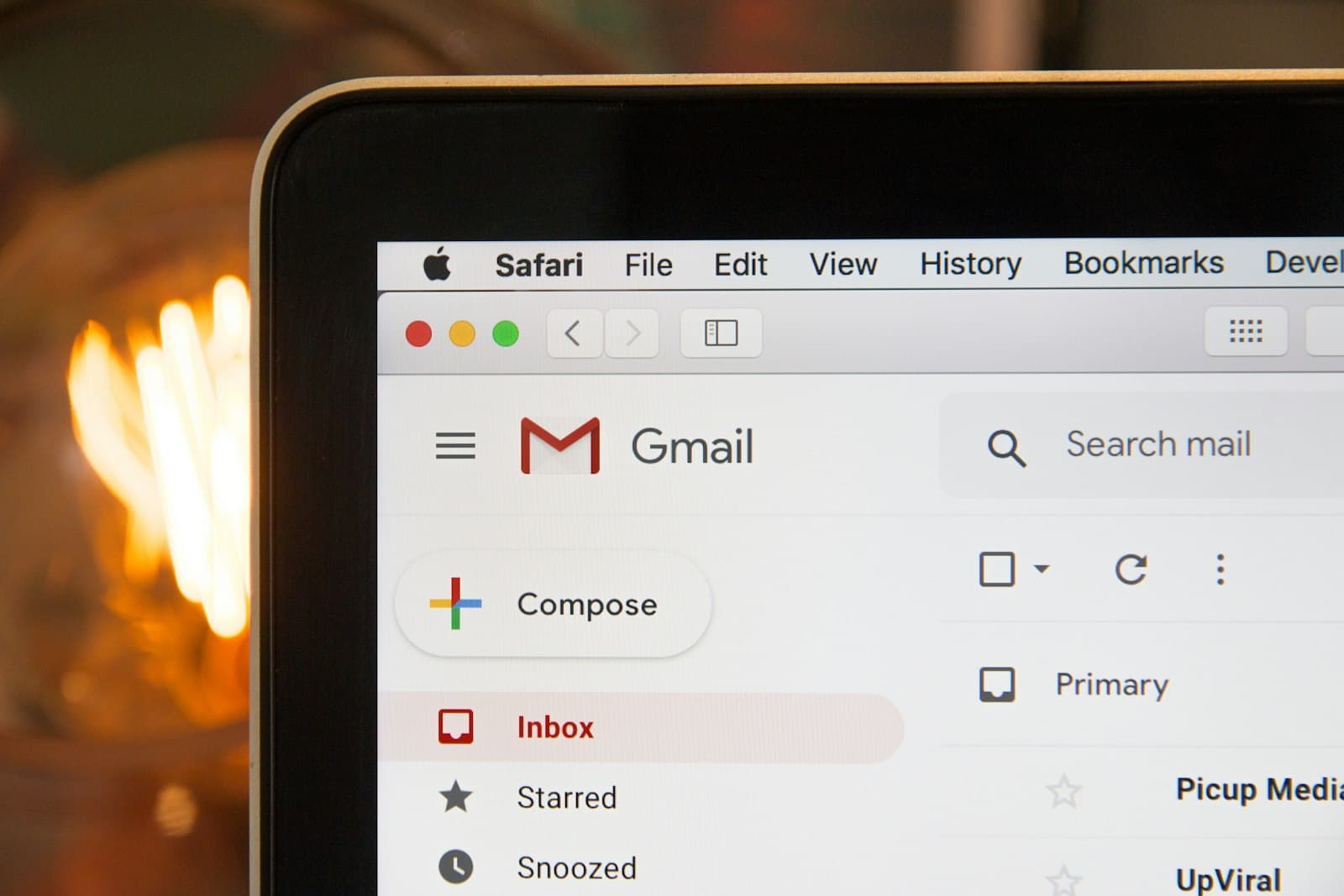 Boîte de réception email ouverte sur un écran d'ordinateur portable